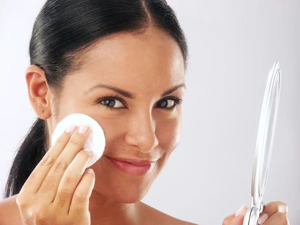 Joven latina maquillaje mujer . — Foto de Stock