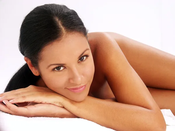 Schöne junge lateinische Frau liegend auf weißem Hintergrund. — Stockfoto