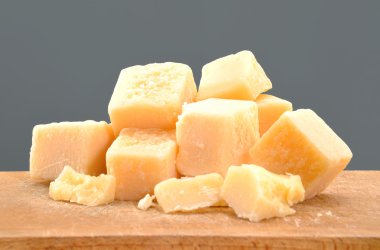 ahşap bir masa üzerine parmesan peynir küpleri.