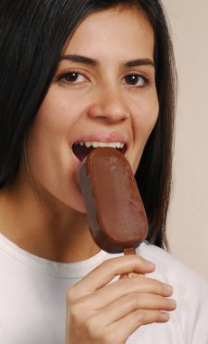Çikolatalı dondurma yiyen genç kadın
