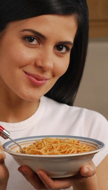 Makarna yiyen genç kadın