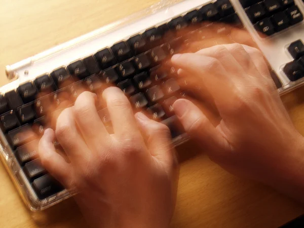 Las manos del hombre escribiendo en el teclado del ordenador portátil — Foto de Stock