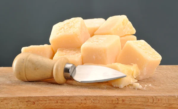 Parmezán sajt halom és kés. — Stock Fotó
