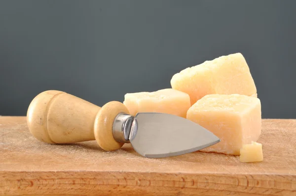 Пармезанські сирні стопки та ніж . — стокове фото