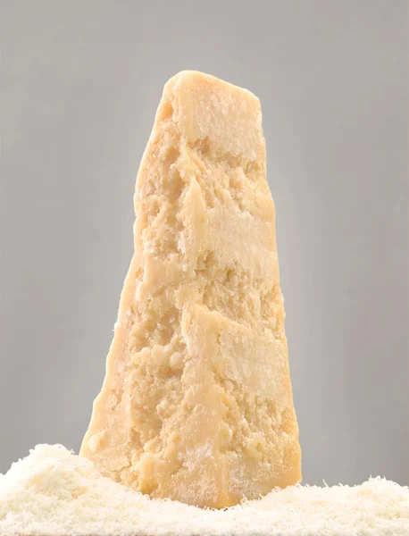 Pilhas de queijo parmesão ralado . — Fotografia de Stock