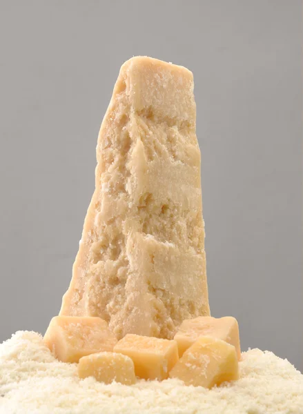 Складки сиру з тертого пармезану . — стокове фото
