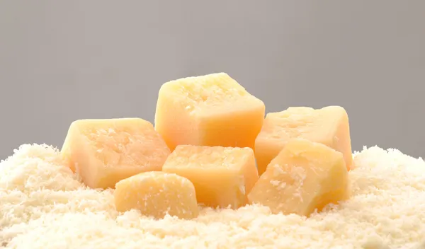 Pilhas de queijo parmesão ralado . — Fotografia de Stock