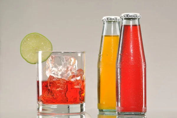 Bebidas frescas de aperitivo y limón . — Foto de Stock