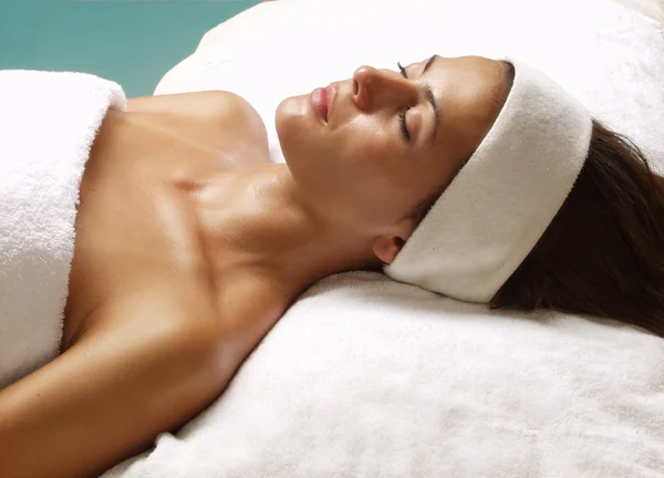 Mulher bonita no spa salão de beleza recebendo um tratamento do corpo — Fotografia de Stock