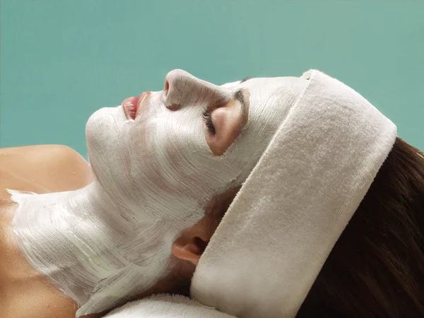 Hermosa joven en el spa de salón de belleza recibiendo un tratamiento corporal — Foto de Stock