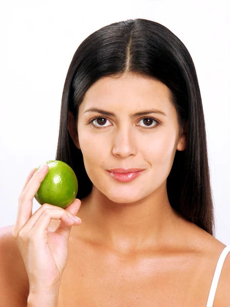 Joven hermosa mujer sosteniendo un limón fresco — Foto de Stock