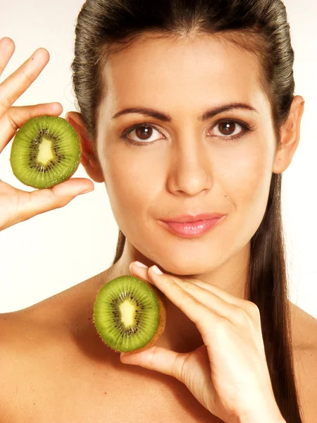 Mujer come rebanada de kiwi fresco — Foto de Stock