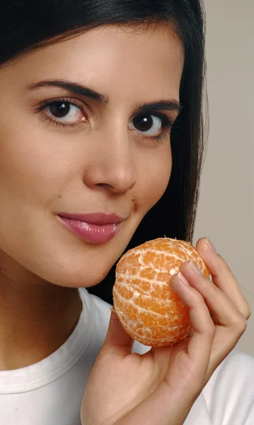 Νέα γυναίκα που κρατά ένα φρέσκο πορτοκάλι — Φωτογραφία Αρχείου