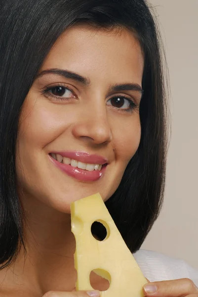 Молодая женщина ест сыр — стоковое фото