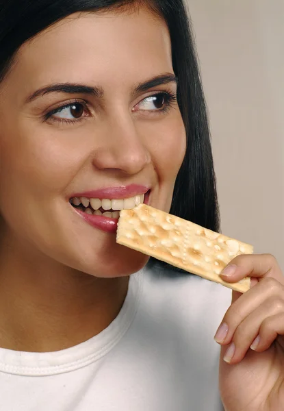 Schöne junge Frau isst Diät-Kekse — Stockfoto