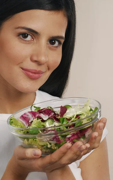 Jovem mulher comendo salada de legumes frescos — Fotografia de Stock