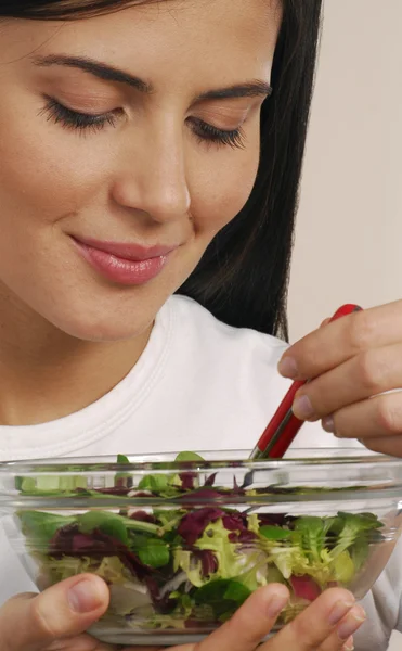 Junge Frau isst frischen Gemüsesalat — Stockfoto