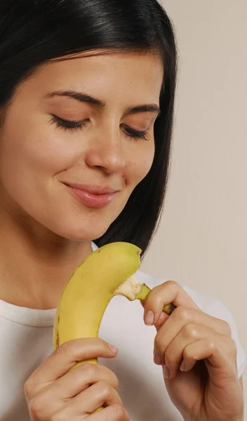 Jonge vrouw eten banaan — Stockfoto