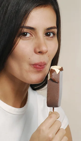 Giovane donna che mangia un gelato al cioccolato — Foto Stock