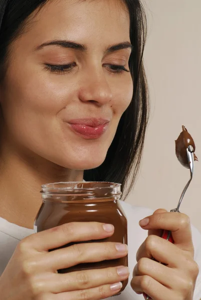 Giovane donna mangiare crema di cioccolato — Foto Stock