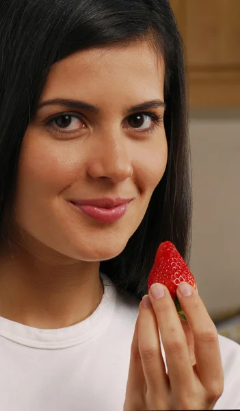 흰색 바탕에 신선한 딸기를 들고 젊은 여자 — 스톡 사진