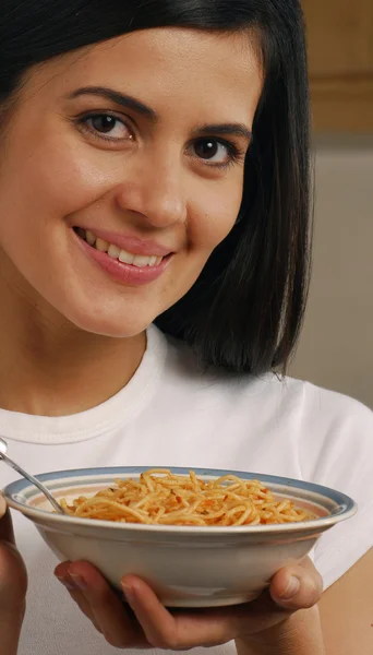 Ung kvinna äta pasta — Stockfoto