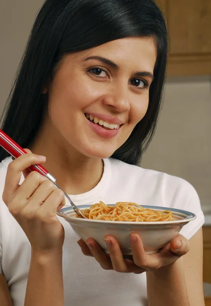 Ung kvinna äta pasta — Stockfoto