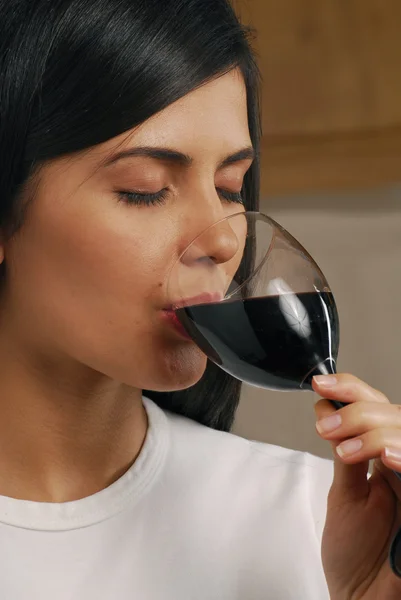 赤ワインを飲む若い美しい女性 — ストック写真