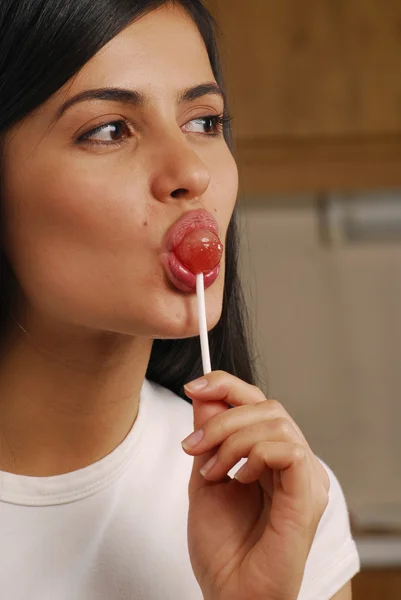 ロリポップを食べる若い女性 — ストック写真