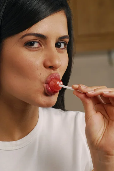 Jonge vrouw eten lolly — Stockfoto