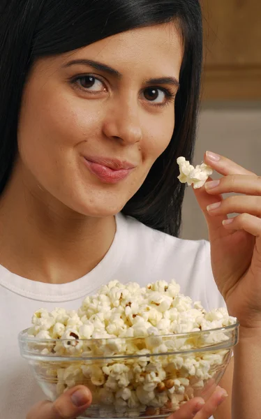 Jonge vrouw eten pop corn — Stockfoto