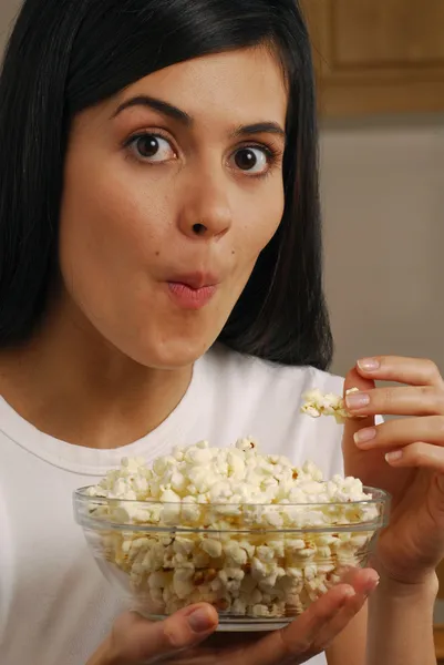 Jonge vrouw eten pop corn — Stockfoto