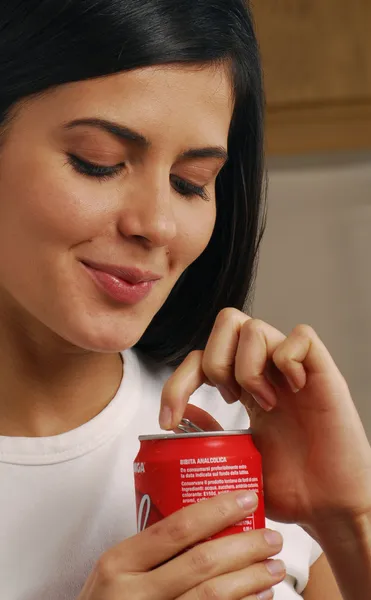 Schattige brunette drinken uit een blikje — Stockfoto