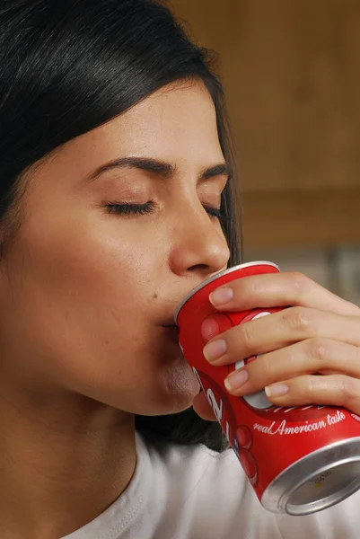 Schattige brunette drinken uit een blikje — Stockfoto