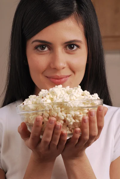 Młoda kobieta jedzenie kukurydza pop — Zdjęcie stockowe