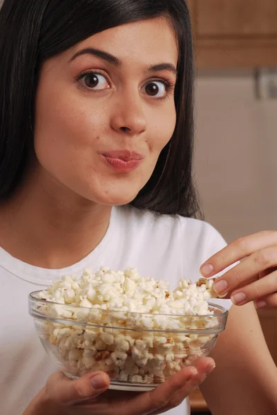 Jonge vrouw eten pop corn — Stockfoto