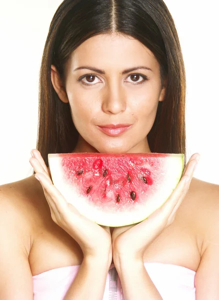 Ung kvinna med en färsk vattenmelon. ung kvinna äta en färsk vattenmelon — Stockfoto