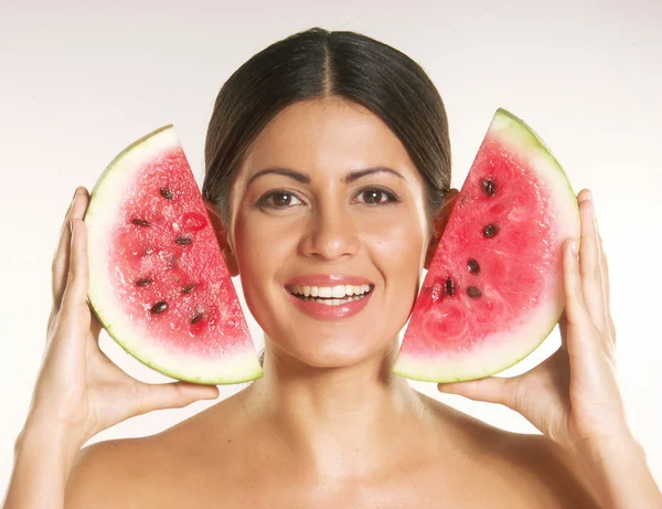 Ung kvinna med en färsk vattenmelon. — Stockfoto