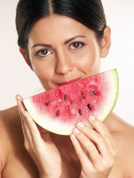 Mujer joven sosteniendo un melón de agua dulce . — Foto de Stock