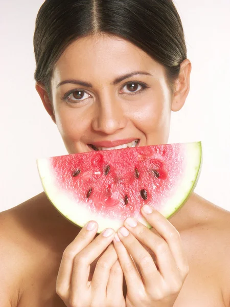 Mladá žena držící čerstvé vodní meloun — Stock fotografie