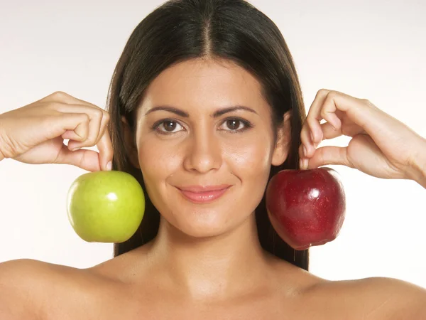 Mujer joven sosteniendo dos manzanas frescas sobre fondo blanco —  Fotos de Stock