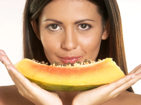 Jonge vrouw met een plak van de pumpkins — Stockfoto