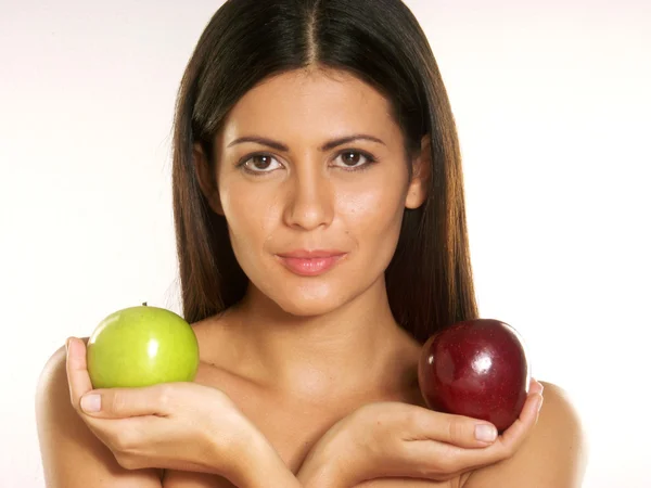 Mujer joven sosteniendo dos manzanas frescas sobre fondo blanco —  Fotos de Stock