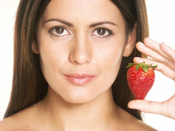 Jeune femme tenant une fraise fraîche sur fond blanc — Photo