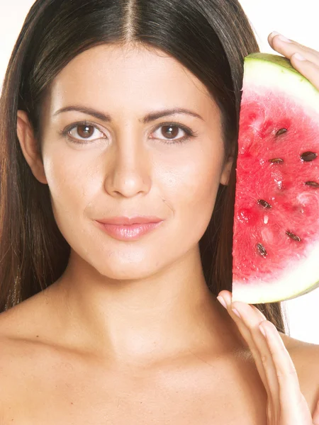 Ung kvinna med en färsk vattenmelon — Stockfoto