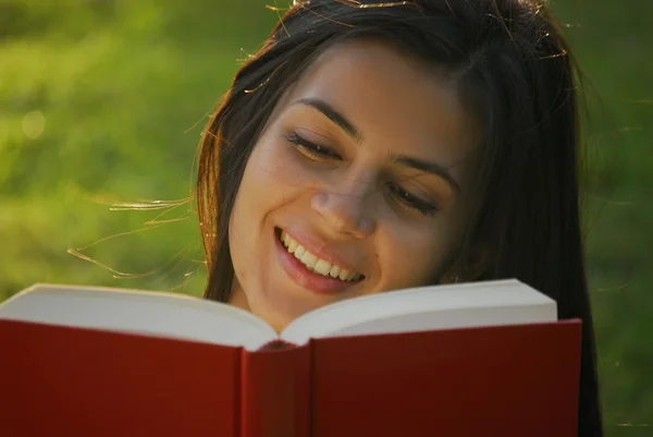 Jonge Latijns-vrouw lezen van een boek — Stockfoto