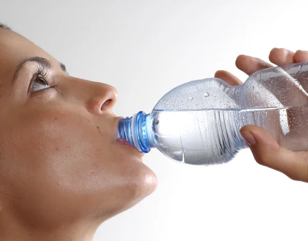 Jeune femme bouteille d'eau minérale potable — Photo