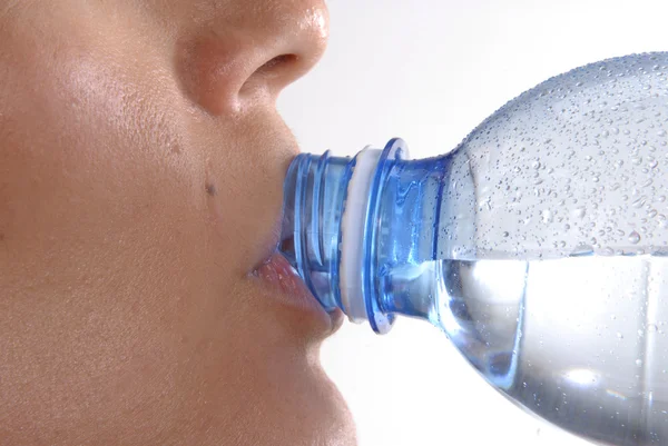 Jeune femme bouteille d'eau minérale potable — Photo