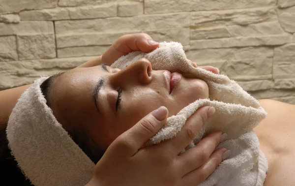 Hermosa joven recibiendo un tratamiento facial en el salón de belleza — Foto de Stock