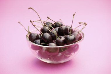 bir cam kap üzerinde taze kırmızı Erik